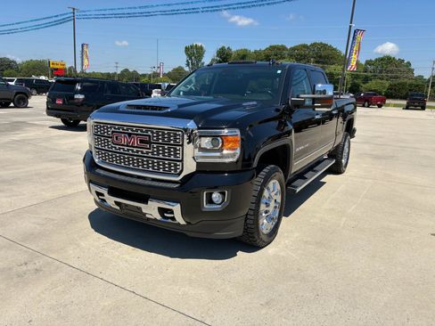 Used 2018 GMC Sierra 2500 Denali w/ Duramax Plus Package AWD/4WD image 2