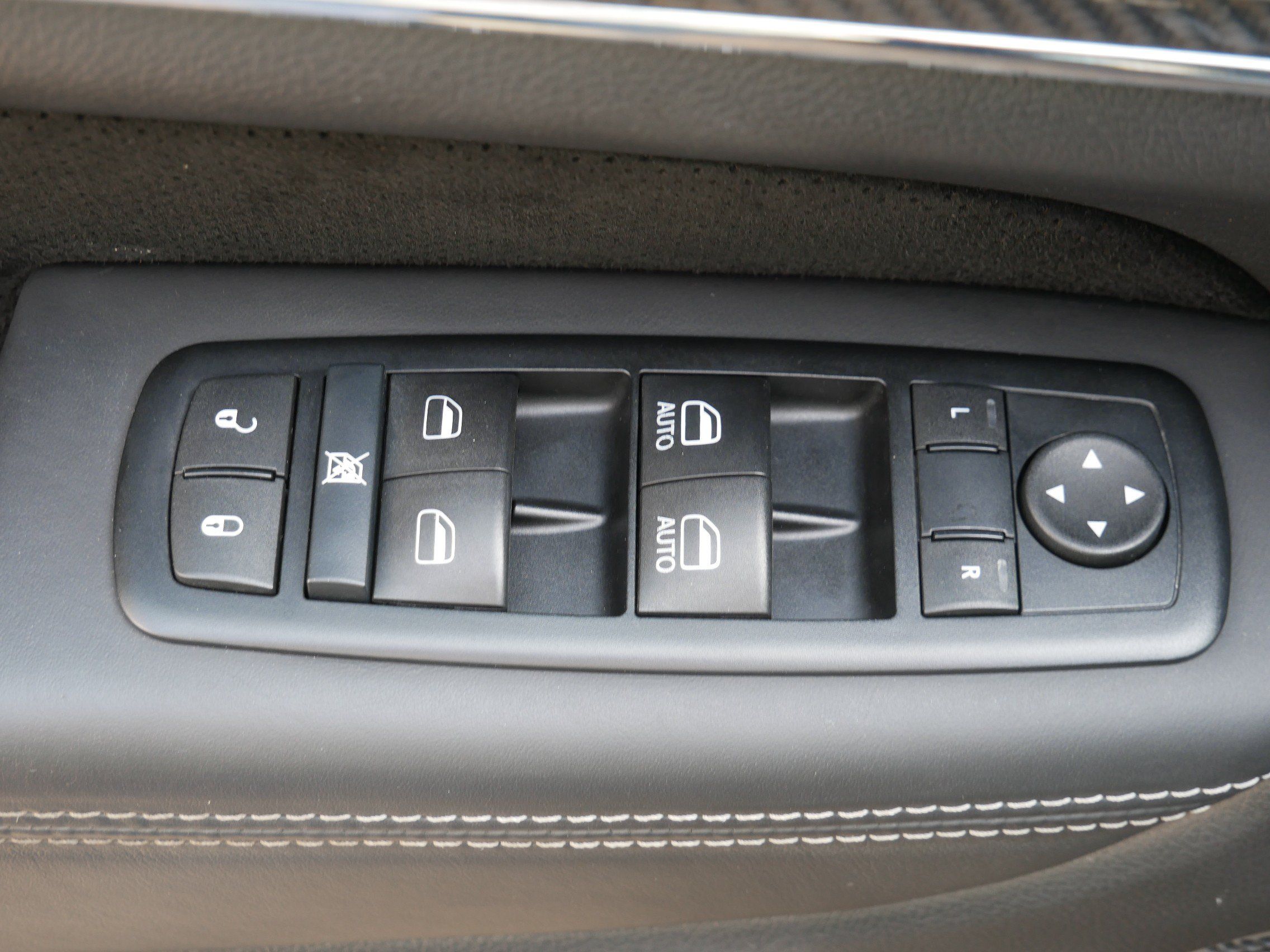 Used 2015 Jeep Grand Cherokee SRT AWD/4WD image 10