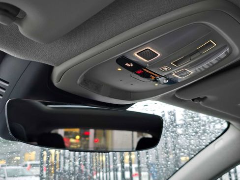 Used 2025 Volvo XC40 B5 Plus image 28