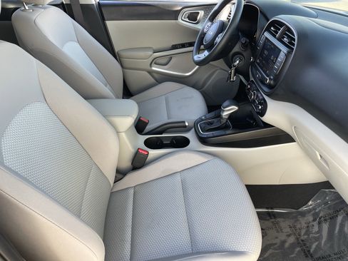 Certified 2025 Kia Soul LX FWD image 11