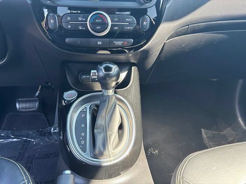 Used 2015 Kia Soul + w/ Primo Package FWD image 16
