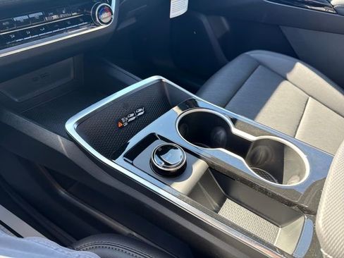 New 2026 Chevrolet Equinox LT w/ Convenience Package II FWD image 32