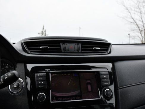 Used 2018 Nissan Rogue SV w/ Premium Package image 12