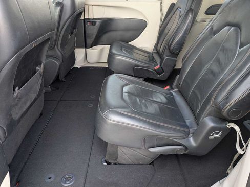 Used 2020 Chrysler Pacifica Touring-L FWD image 17