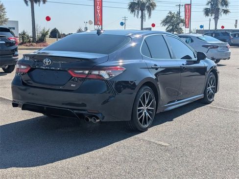 Used 2022 Toyota Camry SE image 3