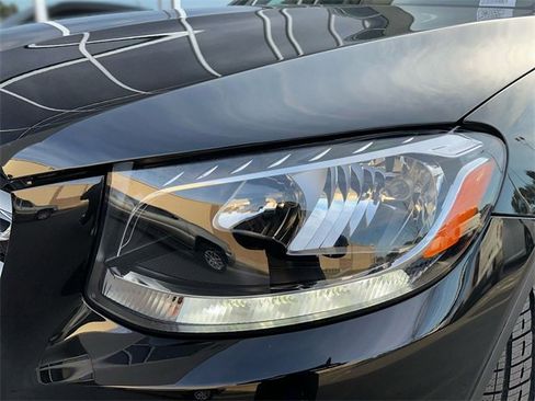 Used 2018 Mercedes-Benz GLC 300 4MATIC image 9