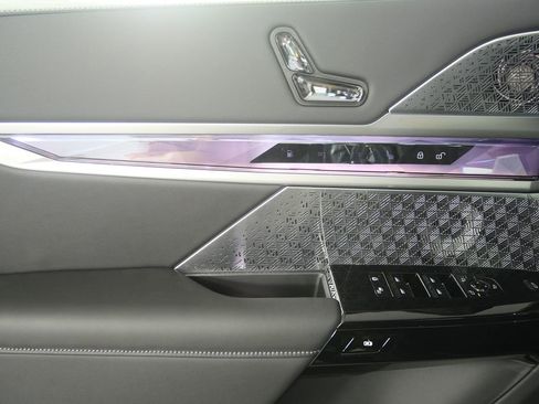 New 2026 BMW 750e xDrive w/ Executive Package image 9