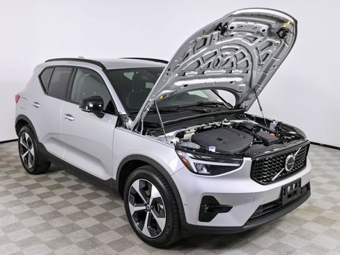 Certified 2025 Volvo XC40 B5 Plus image 34
