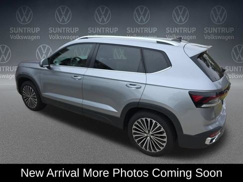 Used 2025 Volkswagen Taos SE w/ Panoramic Sunroof Package FWD image 3