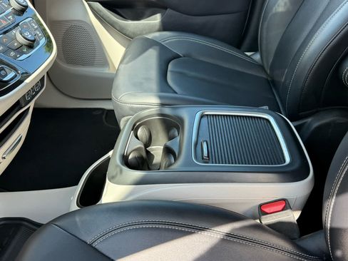 Used 2024 Chrysler Pacifica Touring-L FWD image 22