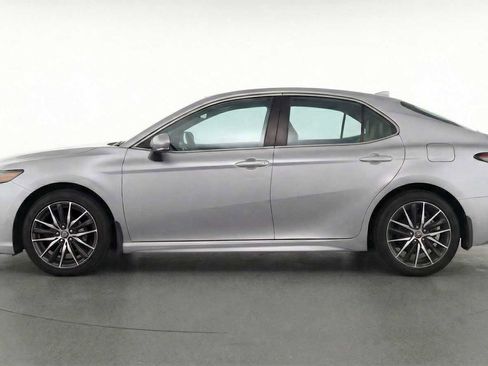 Used 2023 Toyota Camry SE image 4