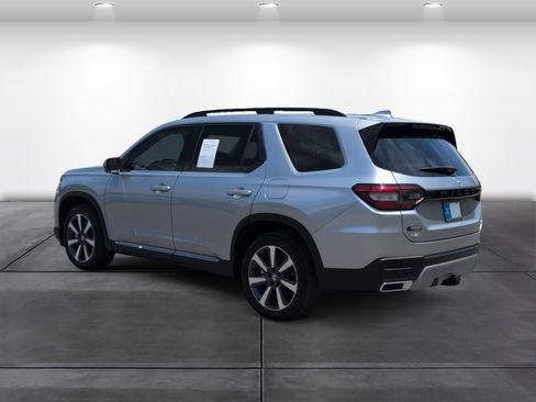Certified 2025 Honda Pilot Touring image 3