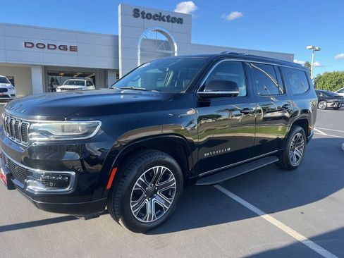 Used 2023 Jeep Wagoneer 4WD image 6