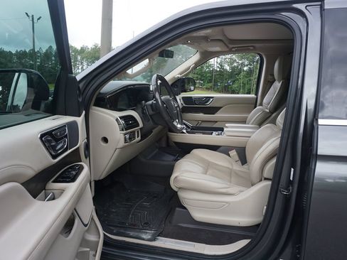 Used 2018 Lincoln Navigator Reserve w/ Technology Package AWD/4WD image 2