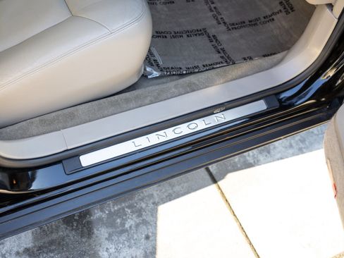 Used 2009 Lincoln Town Car Signature Limited image 33