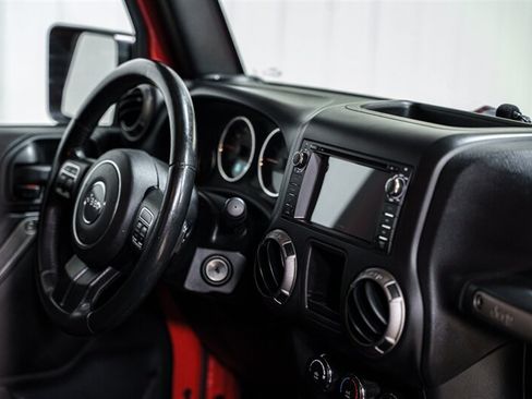 Used 2015 Jeep Wrangler Unlimited Sport w/ Connectivity Group AWD/4WD image 27