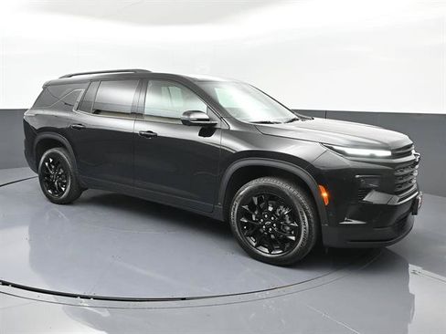 Used 2024 Chevrolet Traverse LT w/ Enhanced Driving Package FWD image 2