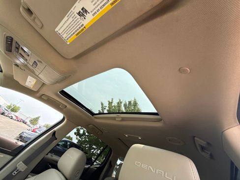 Used 2019 GMC Acadia Denali w/ Technology Package AWD/4WD image 4