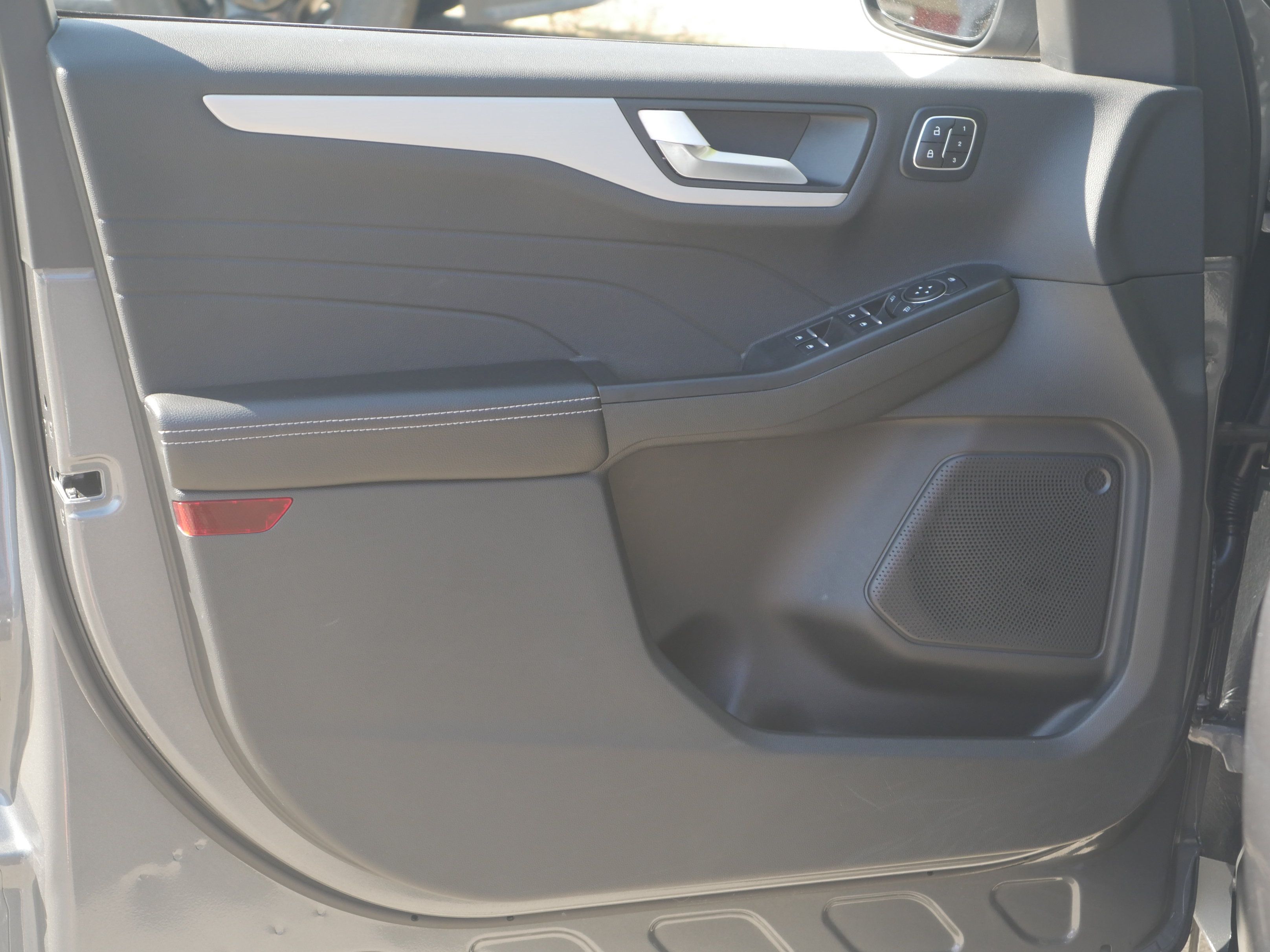 Certified 2025 Ford Escape Platinum AWD/4WD image 33