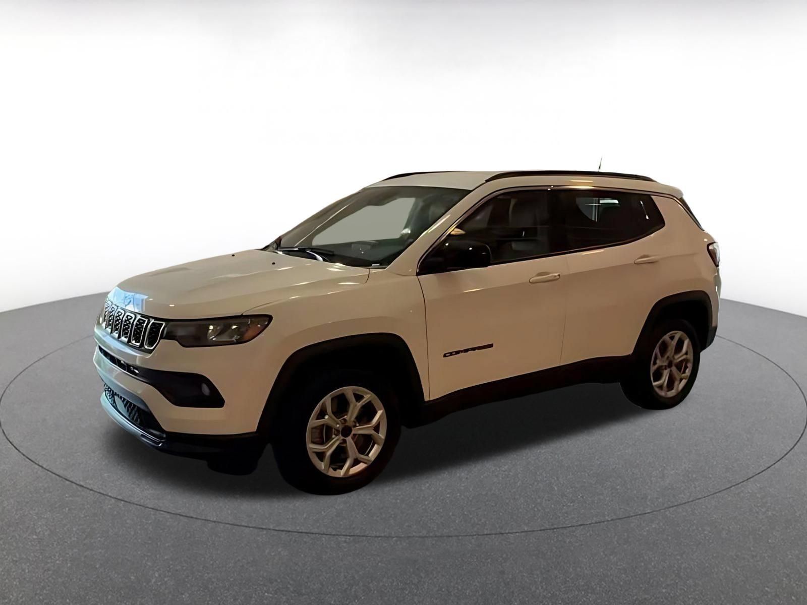 Used 2025 Jeep Compass Latitude AWD/4WD image 7