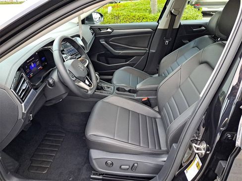 Certified 2022 Volkswagen Jetta SE image 13