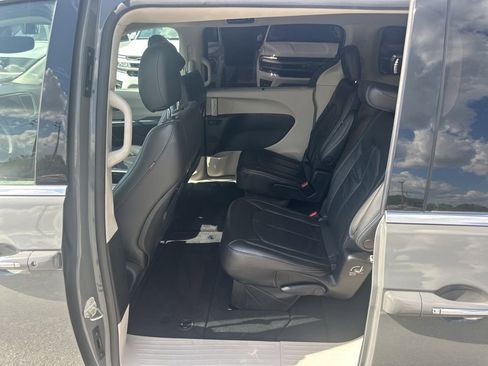 Used 2021 Chrysler Pacifica Touring-L image 25