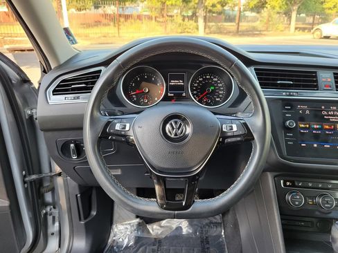 Used 2021 Volkswagen Tiguan SE w/ Panoramic Sunroof Package AWD/4WD image 17