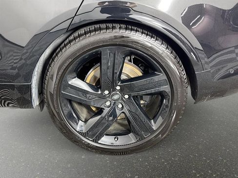 Used 2025 Land Rover Discovery Metropolitan Edition image 33