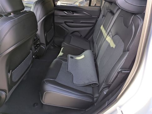 New 2025 Jeep Grand Cherokee Altitude image 27