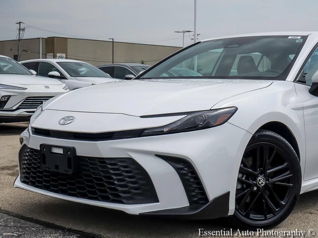 Used 2025 Toyota Camry SE FWD image 3