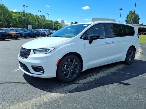 New 2026 Chrysler Pacifica Select FWD image 3