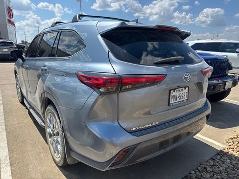 Used 2021 Toyota Highlander Limited FWD image 6