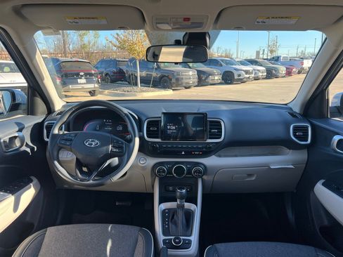 Used 2025 Hyundai Venue Limited image 20