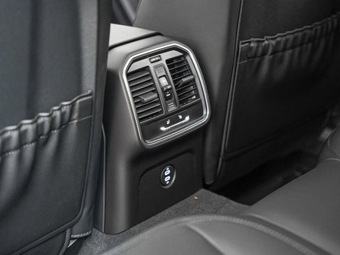 Used 2025 Porsche Macan image 28