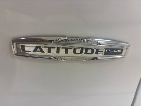 Used 2020 Jeep Cherokee Latitude Plus w/ Cold Weather Group AWD/4WD image 9