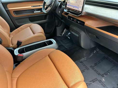 New 2025 Volkswagen ID. Buzz Pro S RWD image 16