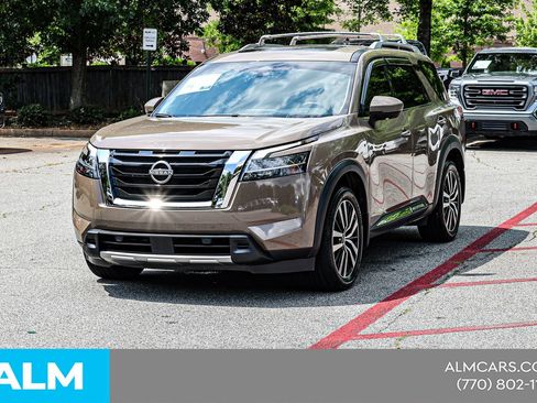 Used 2023 Nissan Pathfinder Platinum w/ Cargo Package FWD image 3