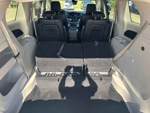 Used 2023 Chrysler Pacifica Touring-L FWD image 30