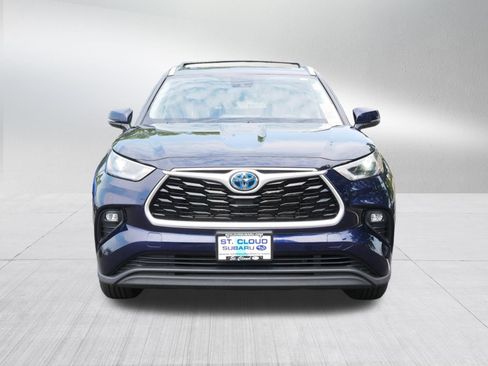 Used 2022 Toyota Highlander XLE AWD/4WD image 2