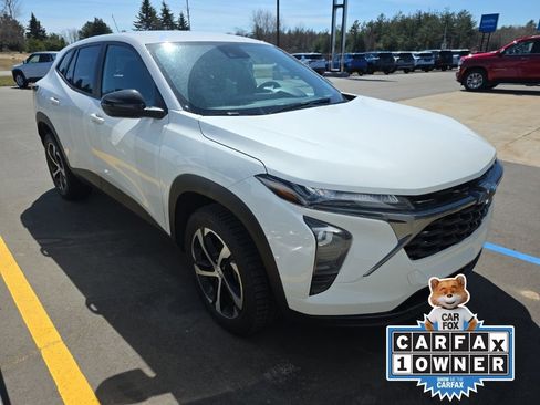 Used 2024 Chevrolet Trax RS image 2