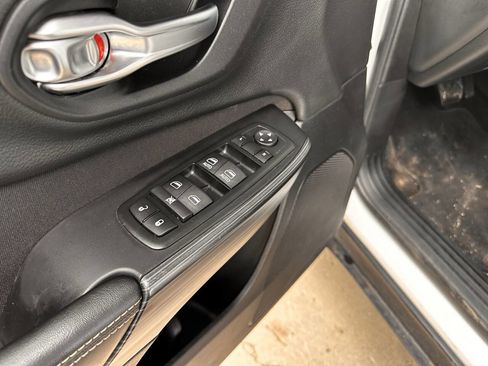 Used 2015 Jeep Cherokee Latitude w/ Comfort/Convenience Group image 17