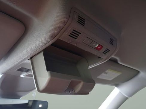 Used 2022 Volkswagen Tiguan SE image 25