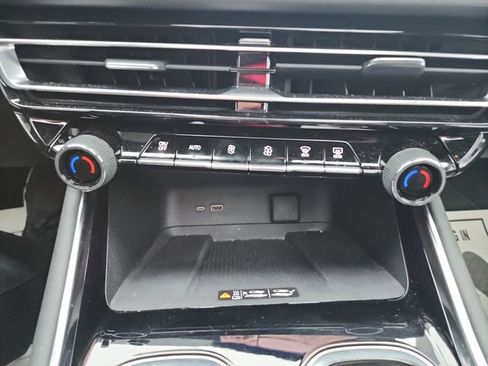 Used 2024 Chevrolet Traverse RS image 30