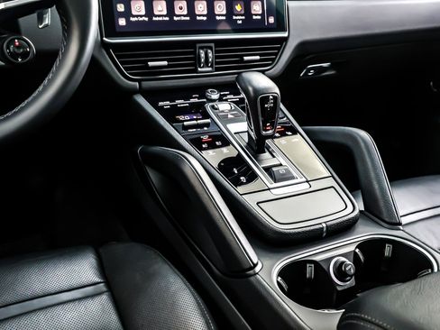 Used 2023 Porsche Cayenne Platinum Edition image 7