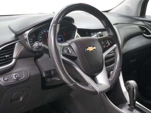 Used 2019 Chevrolet Trax LT w/ LT Convenience Package FWD image 10