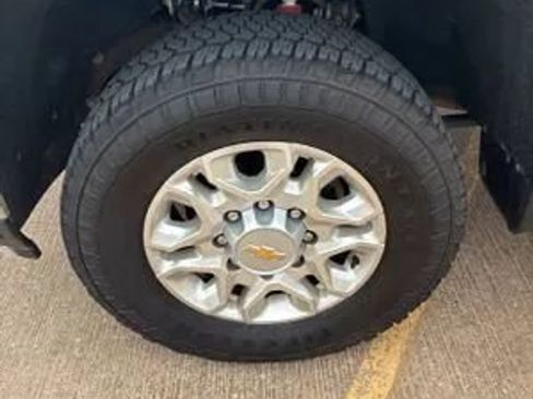 Used 2024 Chevrolet Silverado 2500 LT AWD/4WD image 17