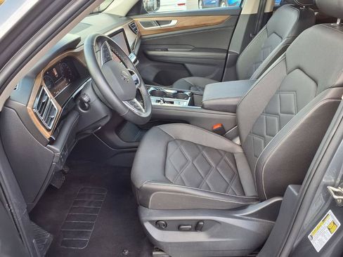 Used 2025 Volkswagen Atlas SE AWD/4WD image 18