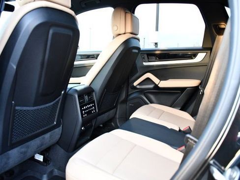 Used 2025 Porsche Cayenne image 17