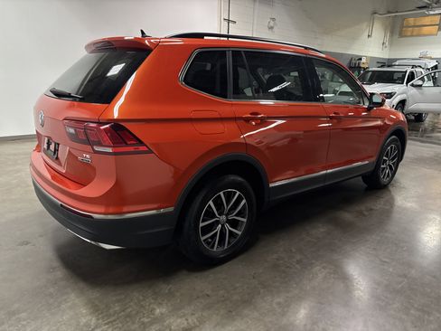 Used 2018 Volkswagen Tiguan SE w/ Panoramic Sunroof Package AWD/4WD image 3