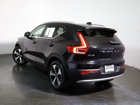 Used 2024 Volvo XC40 B5 Core AWD/4WD image 2